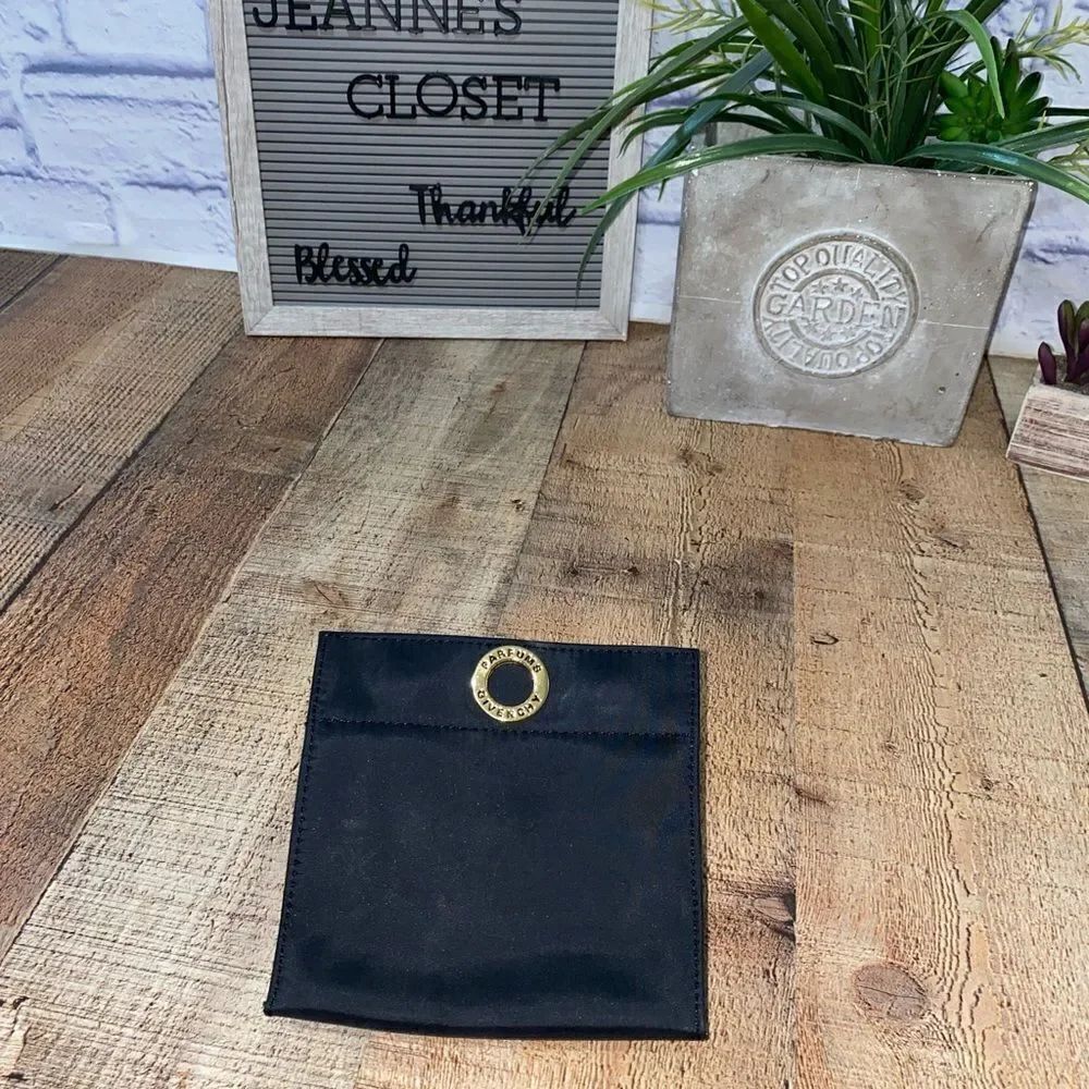 Givenchy parfums pouch  - Picture 12 of 12